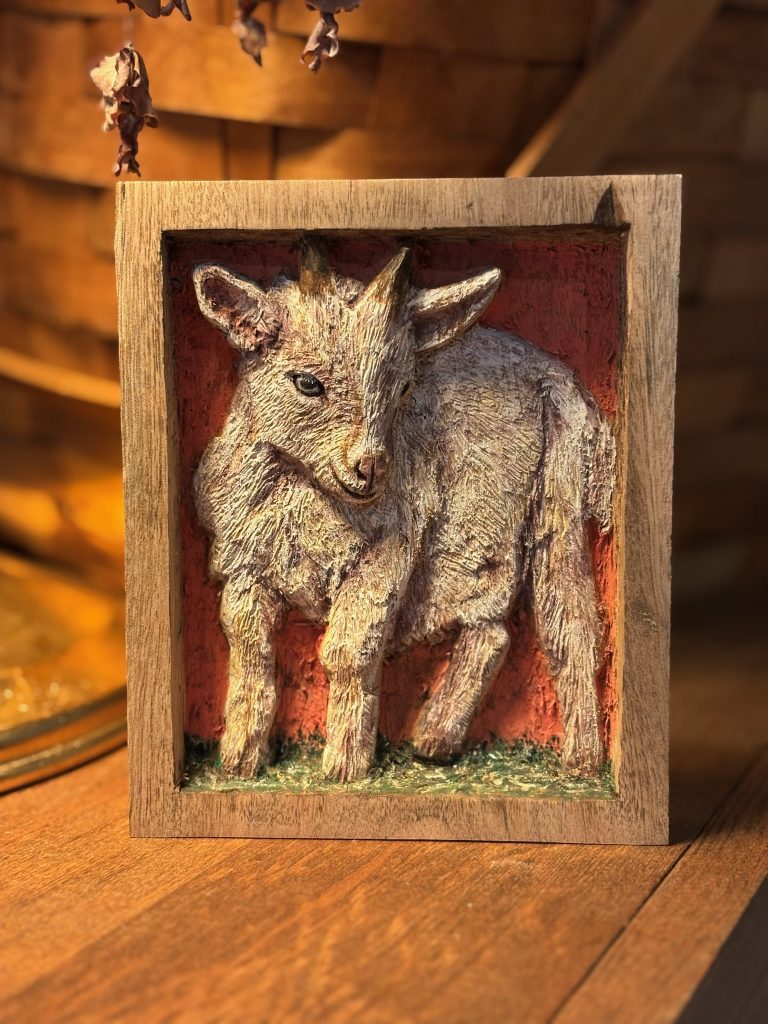 木彫りのアニマルレリーフ