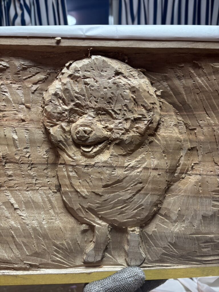 木彫りのアニマルレリーフ
