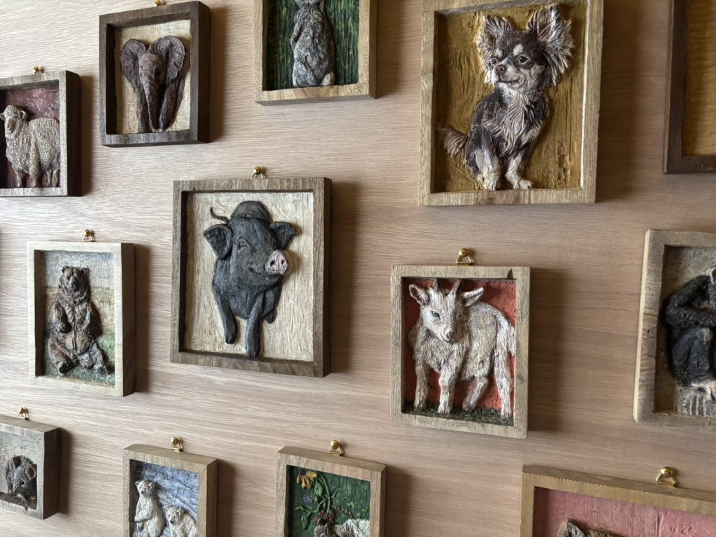 木彫りのアニマルレリーフ